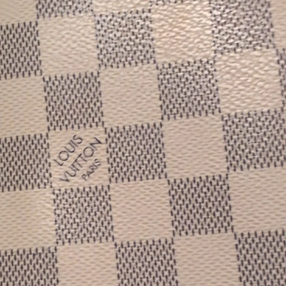 Designer-style Cream Checkered Wristlet Clutch - Picture 4 of 6